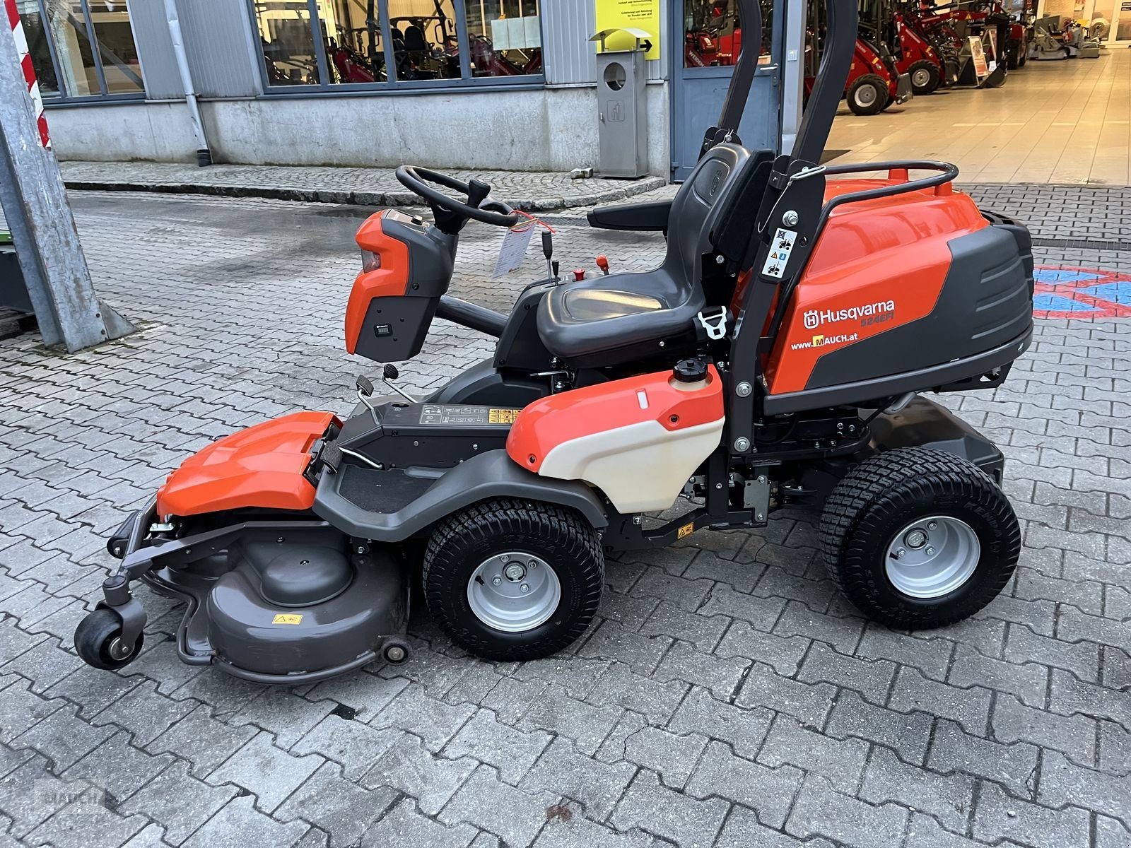 Rasentraktor des Typs Husqvarna Rider P 524 EFI AWD mit 122cm, Gebrauchtmaschine in Burgkirchen (Bild 3)