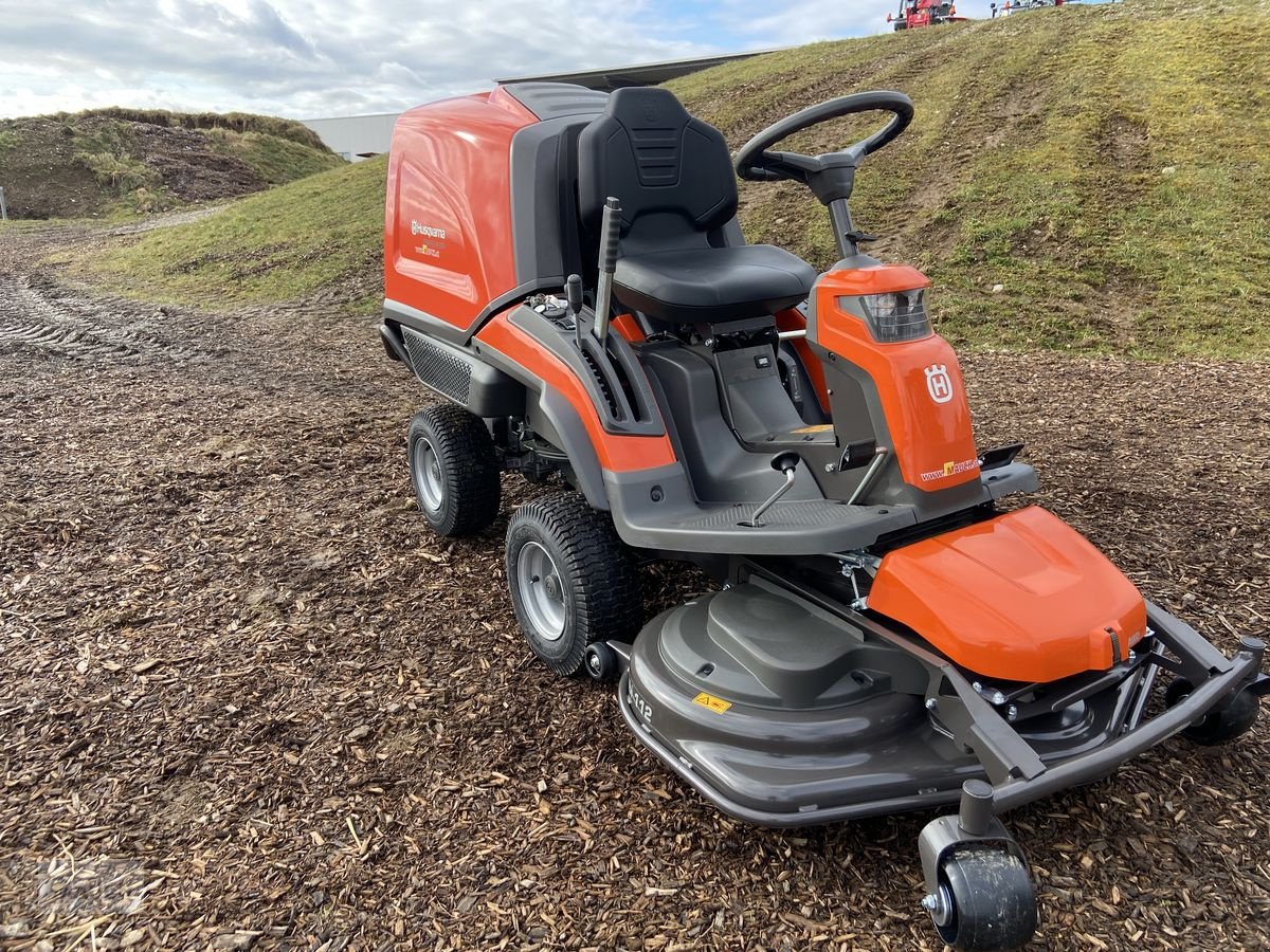 Rasentraktor del tipo Husqvarna Rider RC 320 TS AWD mit Mähdeck & Schneeschild!!, Neumaschine In Burgkirchen (Immagine 1)