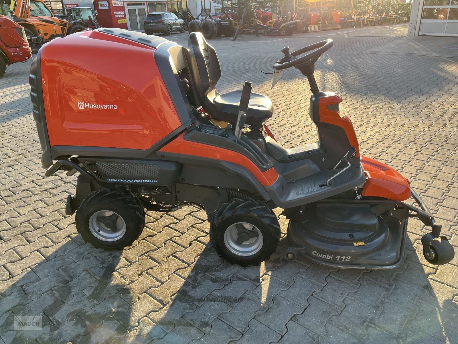 Rasentraktor des Typs Husqvarna Rider RC 320Ts AWD mit 112cm Mähdeck, Gebrauchtmaschine in Burgkirchen (Bild 5)