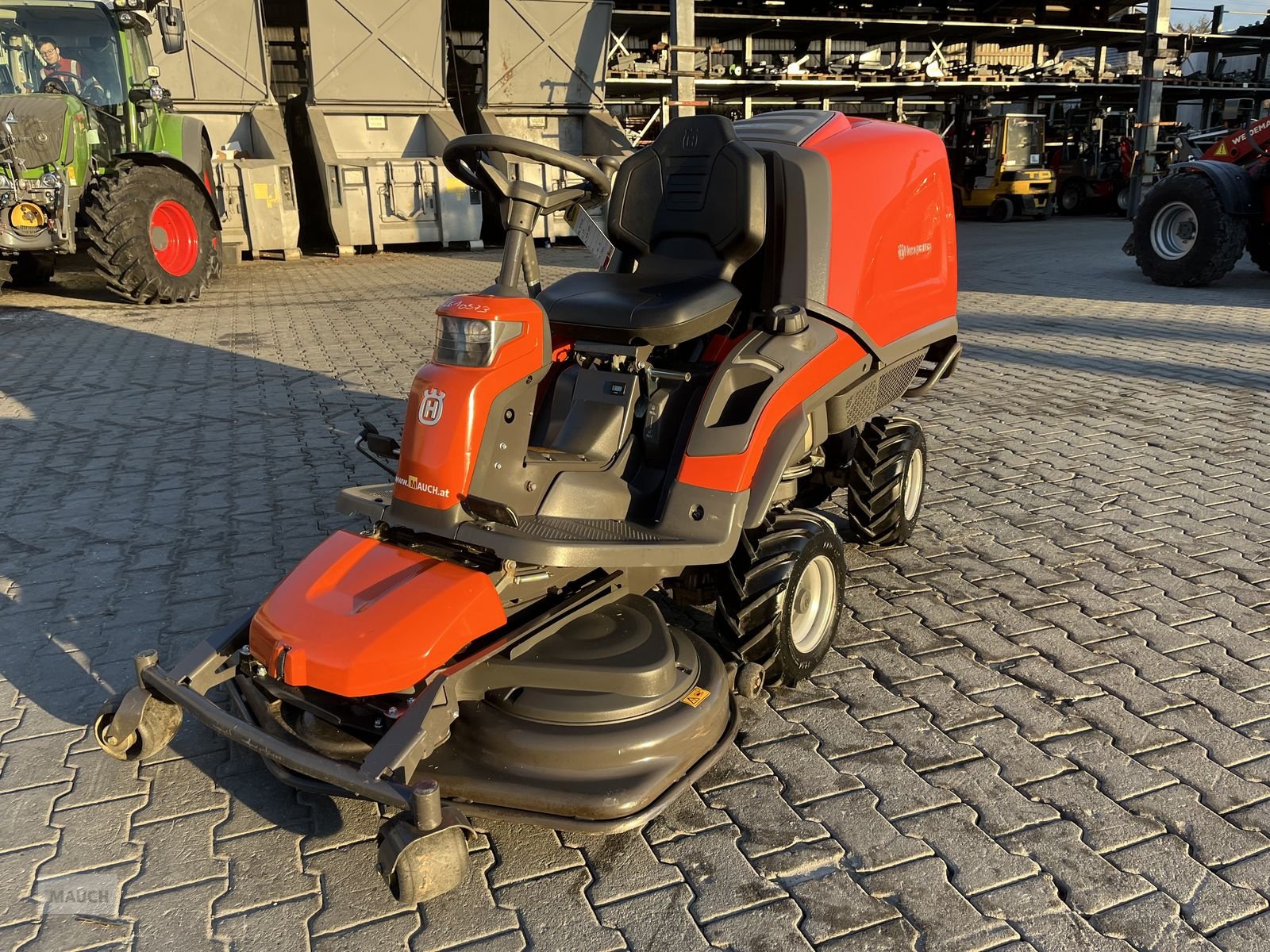 Rasentraktor des Typs Husqvarna Rider RC 320Ts AWD mit 112cm Mähdeck, Gebrauchtmaschine in Burgkirchen (Bild 1)