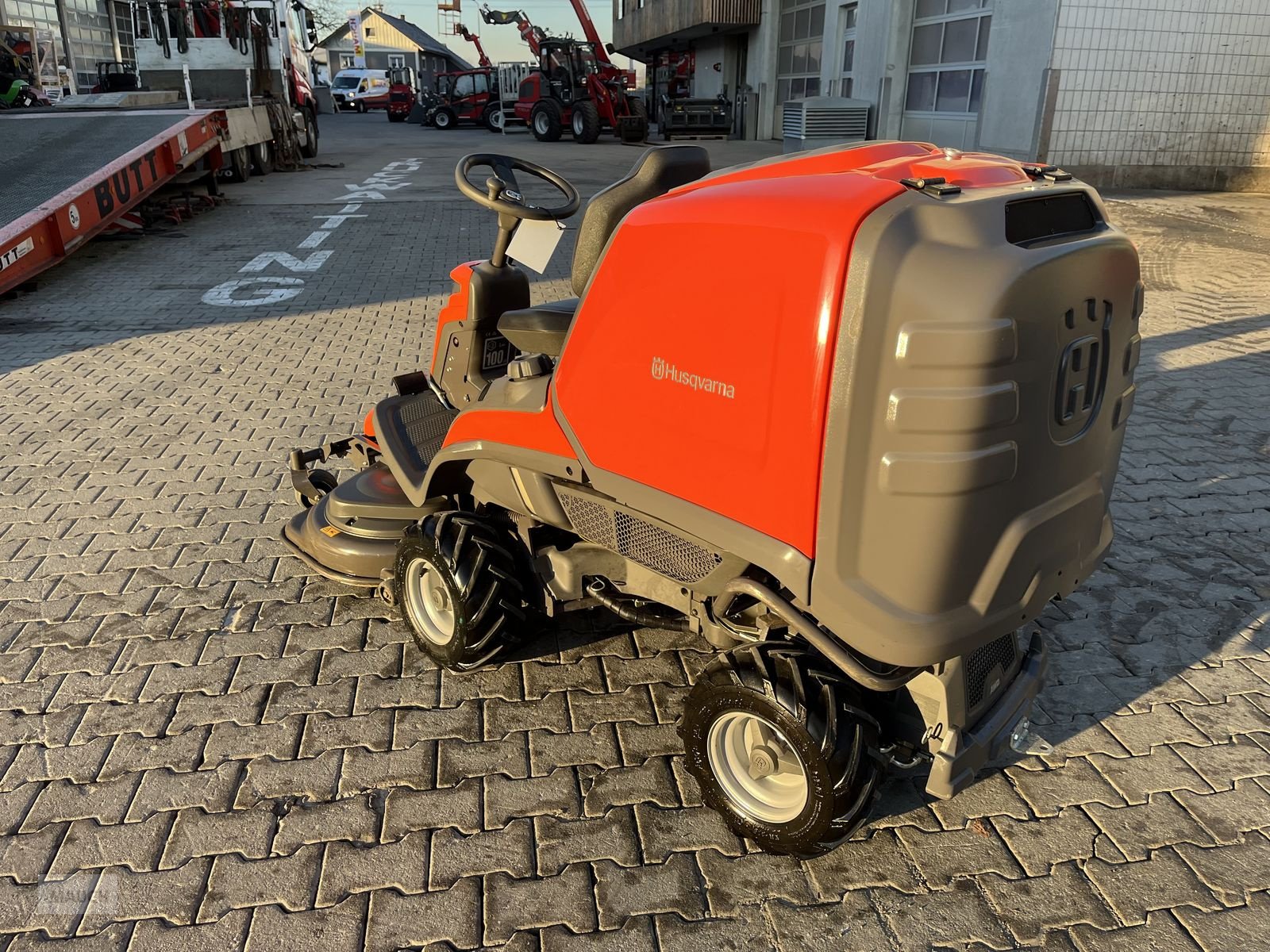 Rasentraktor des Typs Husqvarna Rider RC 320Ts AWD mit 112cm Mähdeck, Gebrauchtmaschine in Burgkirchen (Bild 3)