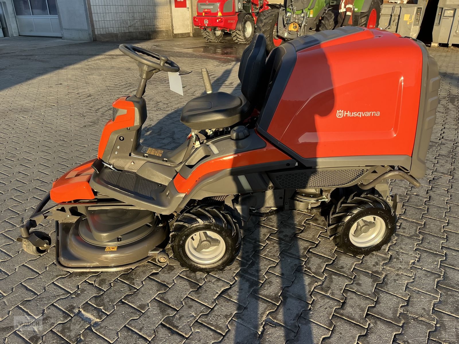 Rasentraktor des Typs Husqvarna Rider RC 320Ts AWD mit 112cm Mähdeck, Gebrauchtmaschine in Burgkirchen (Bild 2)