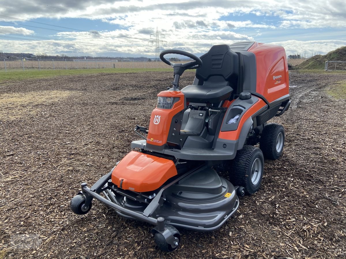 Rasentraktor van het type Husqvarna Rider RC 320TS AWD Schneeschild & 112cm Mähdeck, Neumaschine in Burgkirchen (Foto 18)