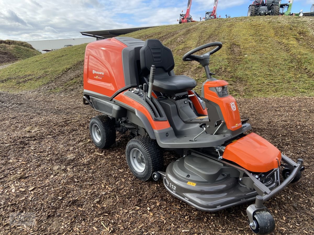 Rasentraktor typu Husqvarna Rider RC 320TS AWD Schneeschild & 112cm Mähdeck, Neumaschine v Burgkirchen (Obrázok 9)