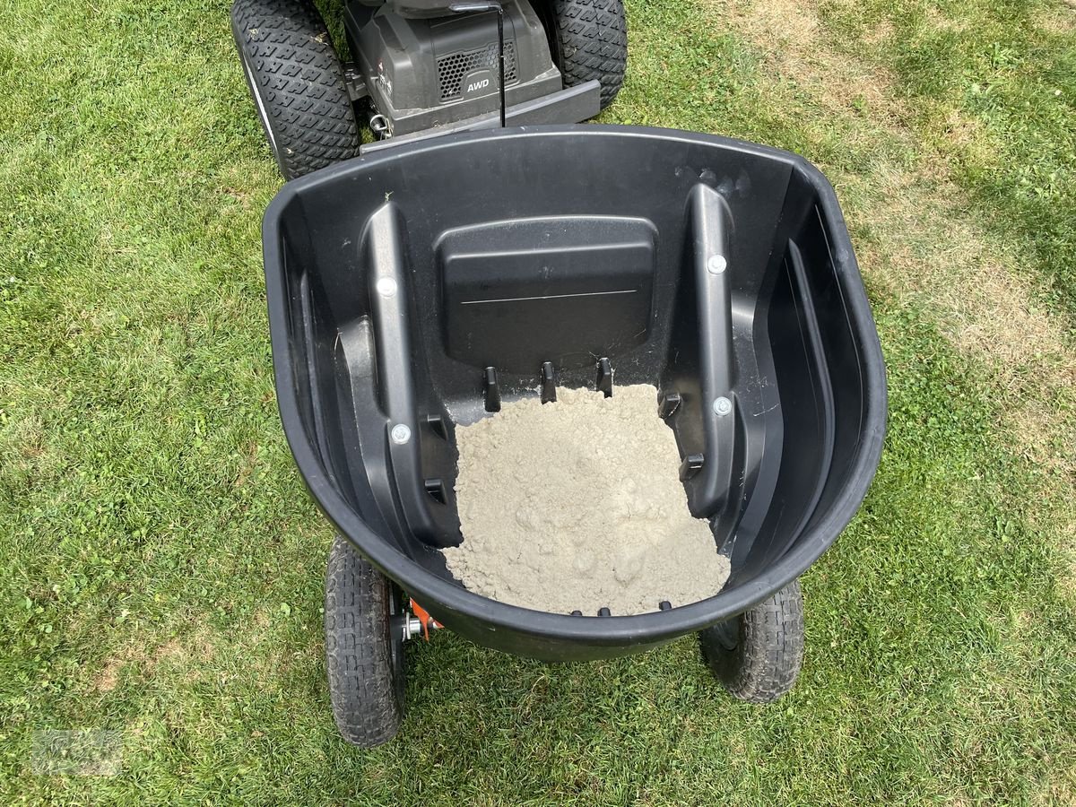 Rasentraktor van het type Husqvarna Streuwagen 75l, Sand & Dünger, Neumaschine in Burgkirchen (Foto 3)