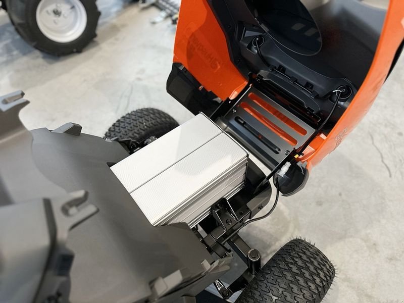 Rasentraktor tip Husqvarna TC 100i Akku-Rasentraktor, Neumaschine in St. Marienkirchen (Poză 9)