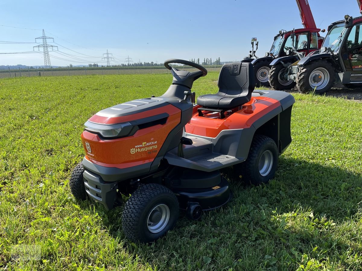 Rasentraktor of the type Husqvarna TC 112 Frühbezugsaktion für 2025, Neumaschine in Burgkirchen (Picture 23)