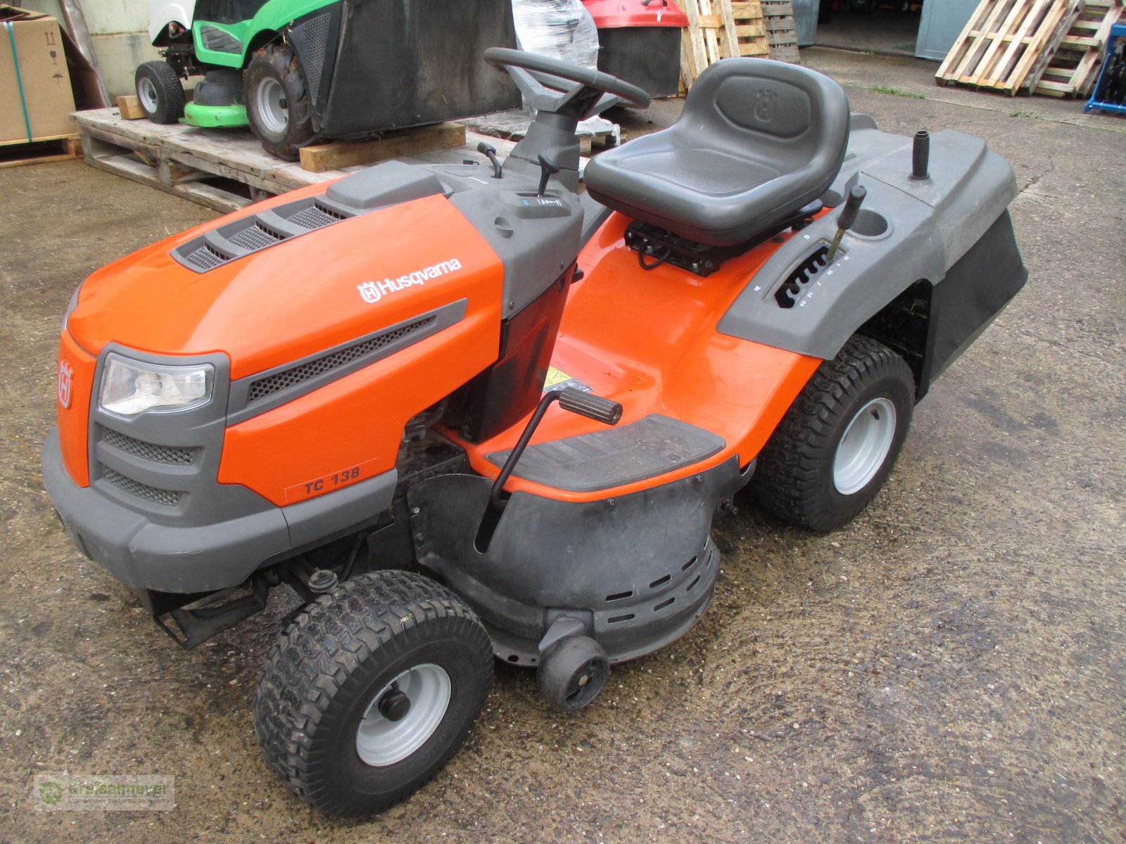 Rasentraktor of the type Husqvarna TC 138 Hydrostat, Gebrauchtmaschine in Feuchtwangen (Picture 2)