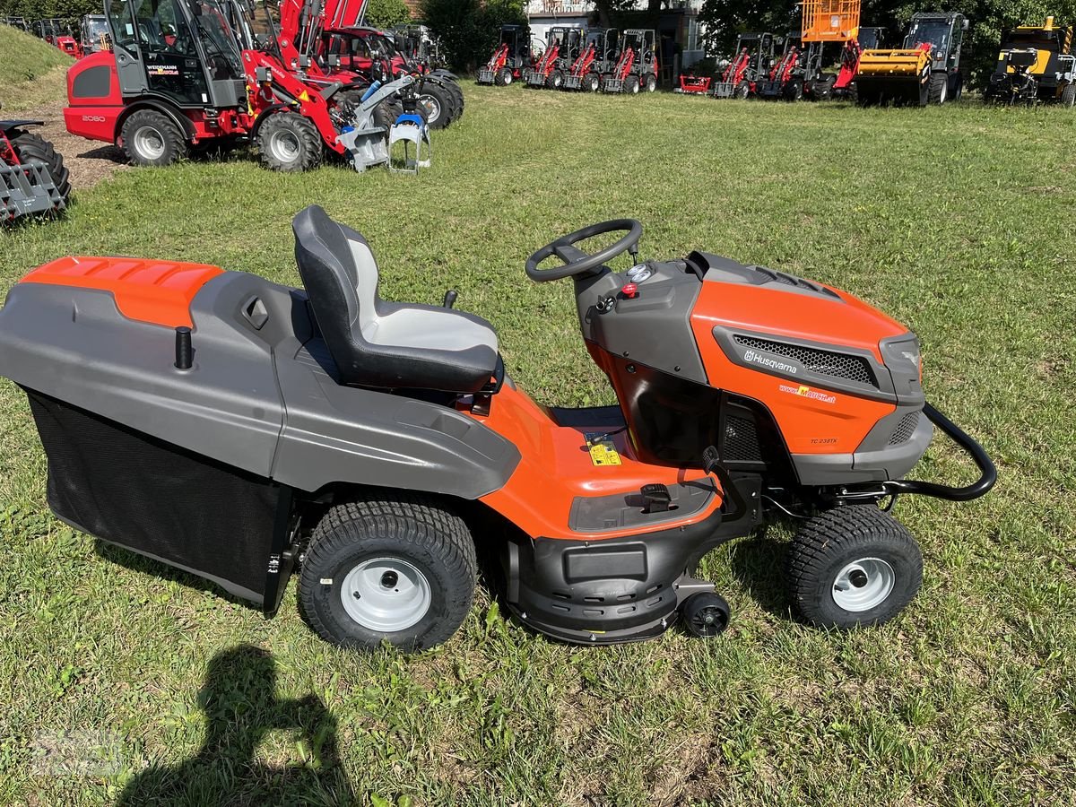 Rasentraktor типа Husqvarna TC 238TX Ausstellungsmaschine Modell 2023, Neumaschine в Burgkirchen (Фотография 9)