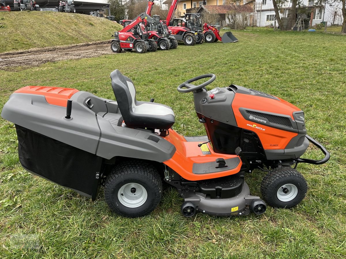 Rasentraktor of the type Husqvarna TC 242TX mit Mulchklappe NEU, Neumaschine in Burgkirchen (Picture 21)