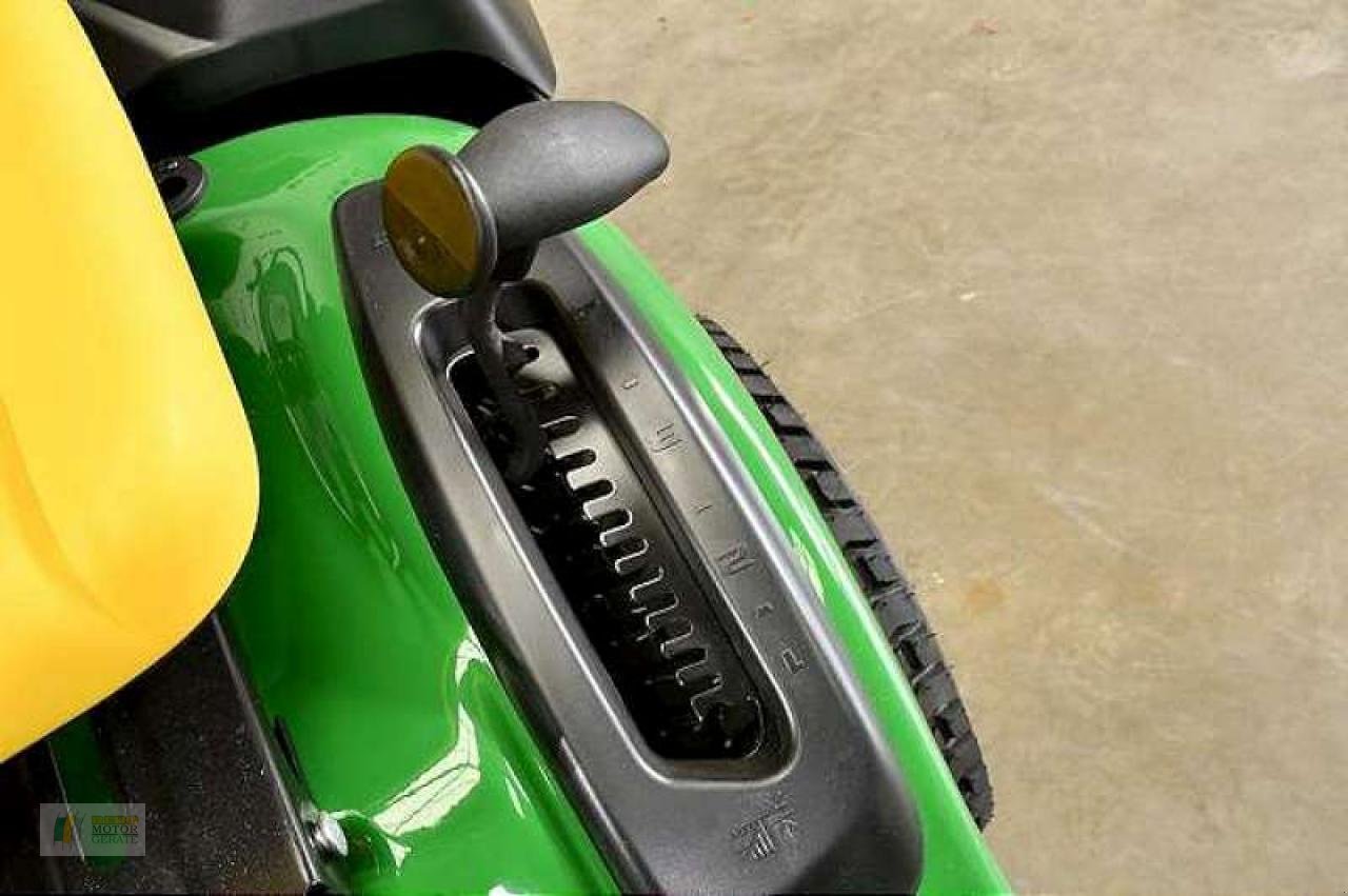 Rasentraktor del tipo John Deere X117R RASENTRAKTOR, Neumaschine en Bredstedt (Imagen 9)