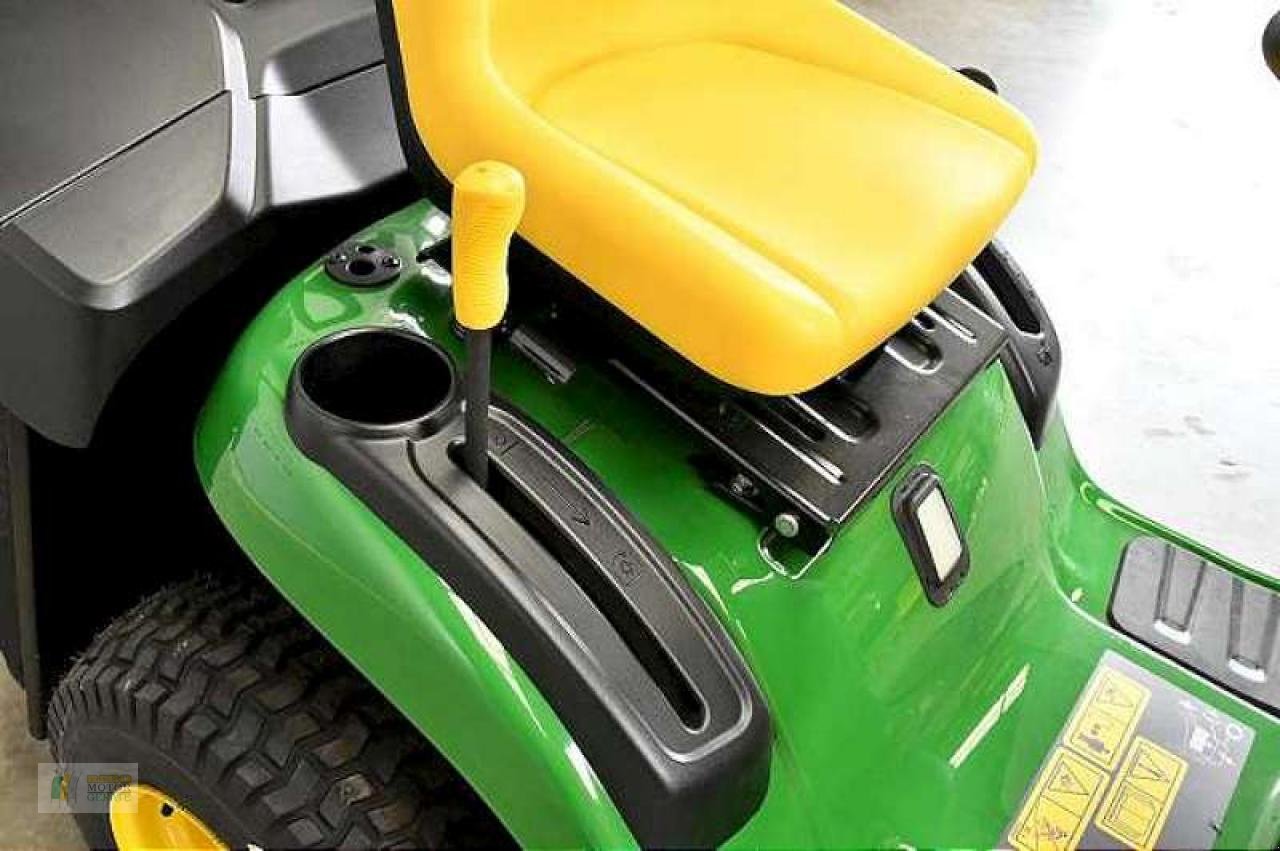 Rasentraktor del tipo John Deere X117R RASENTRAKTOR, Neumaschine en Bredstedt (Imagen 10)