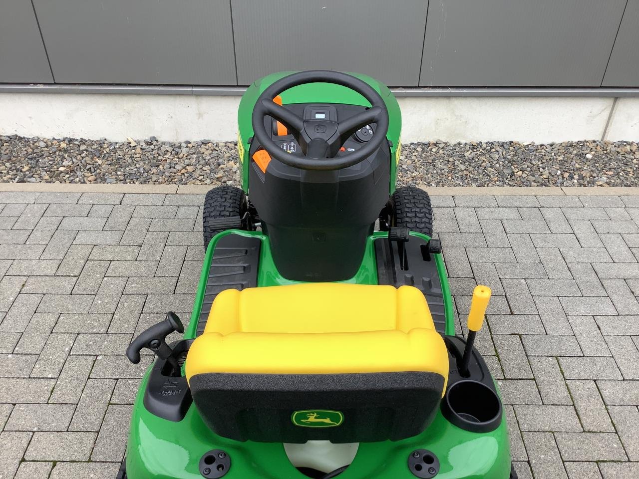 Rasentraktor van het type John Deere X117R, Neumaschine in Greven (Foto 7)