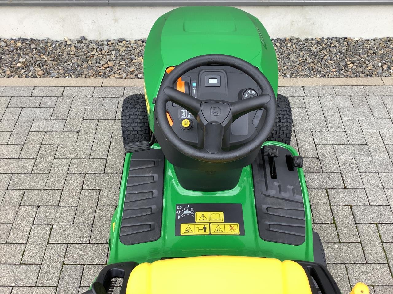 Rasentraktor van het type John Deere X117R, Neumaschine in Dorsten-Wulfen (Foto 8)