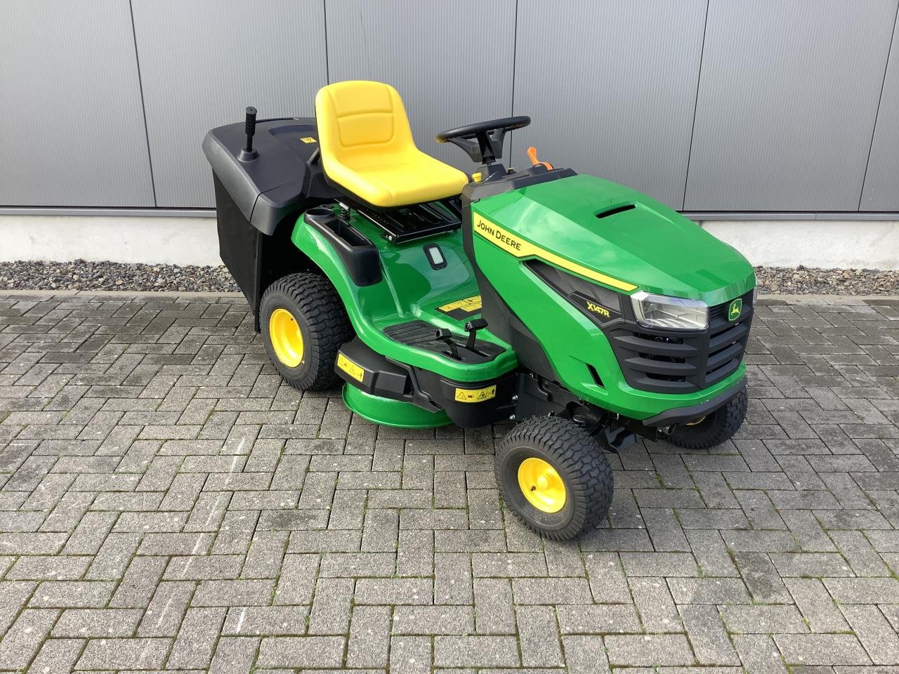 Rasentraktor des Typs John Deere X147R, Neumaschine in Greven (Bild 2)