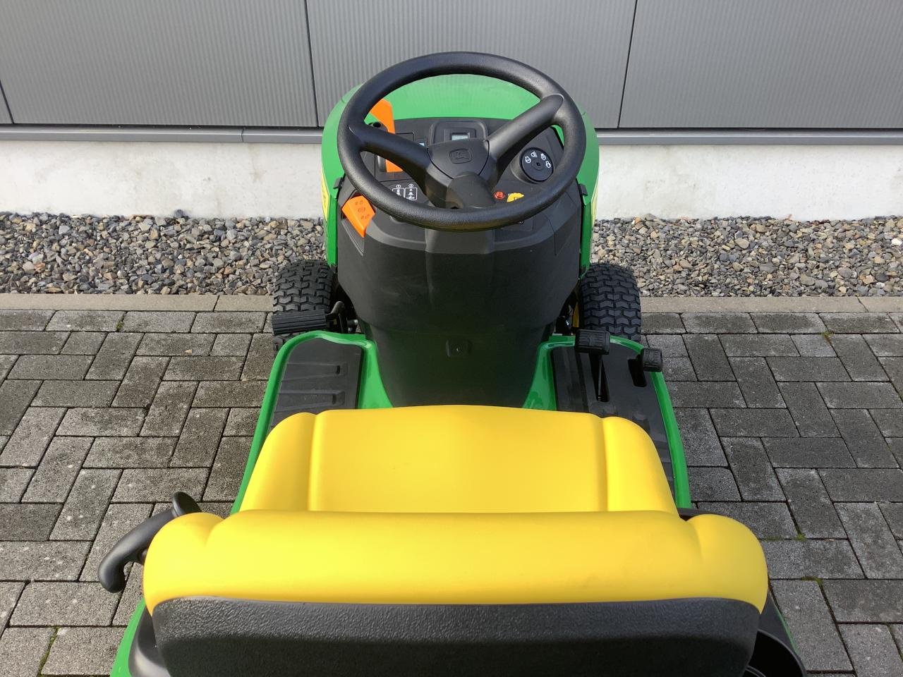 Rasentraktor van het type John Deere X147R, Neumaschine in Greven (Foto 8)