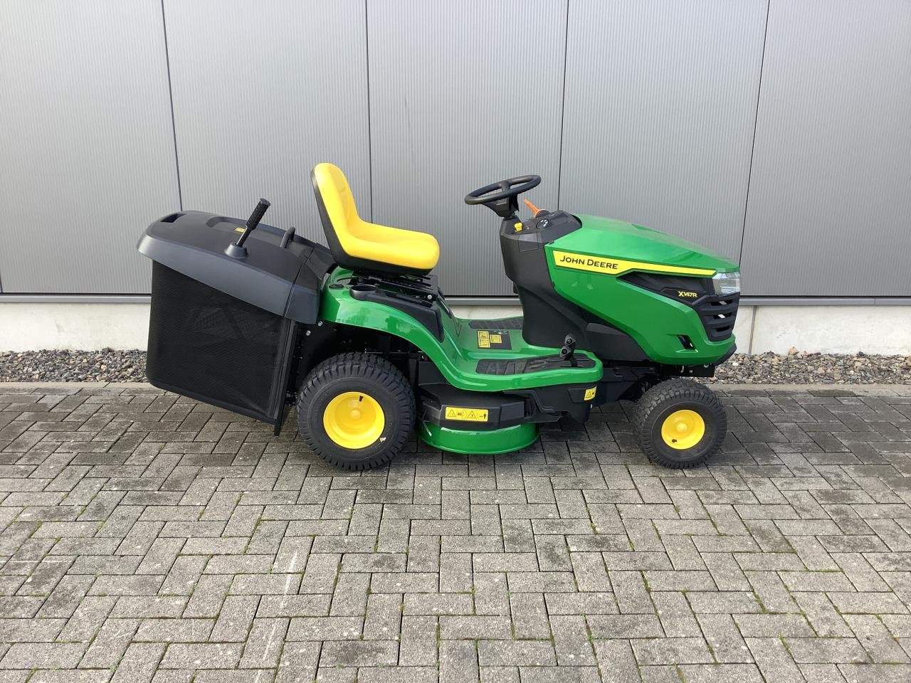 Rasentraktor of the type John Deere X147R, Neumaschine in Stralsund (Picture 4)