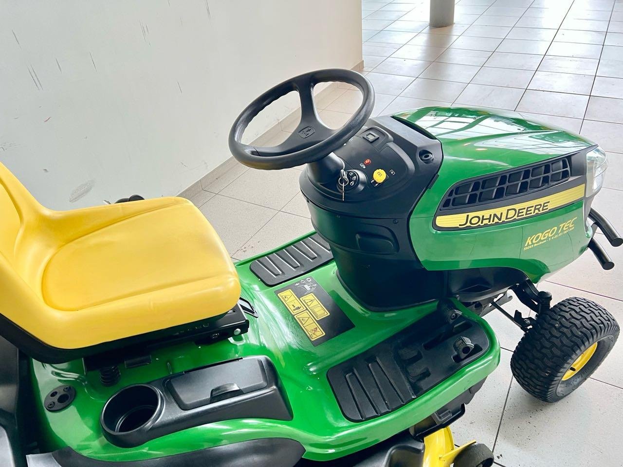 Rasentraktor от тип John Deere X166R, Gebrauchtmaschine в Neubeckum (Снимка 4)