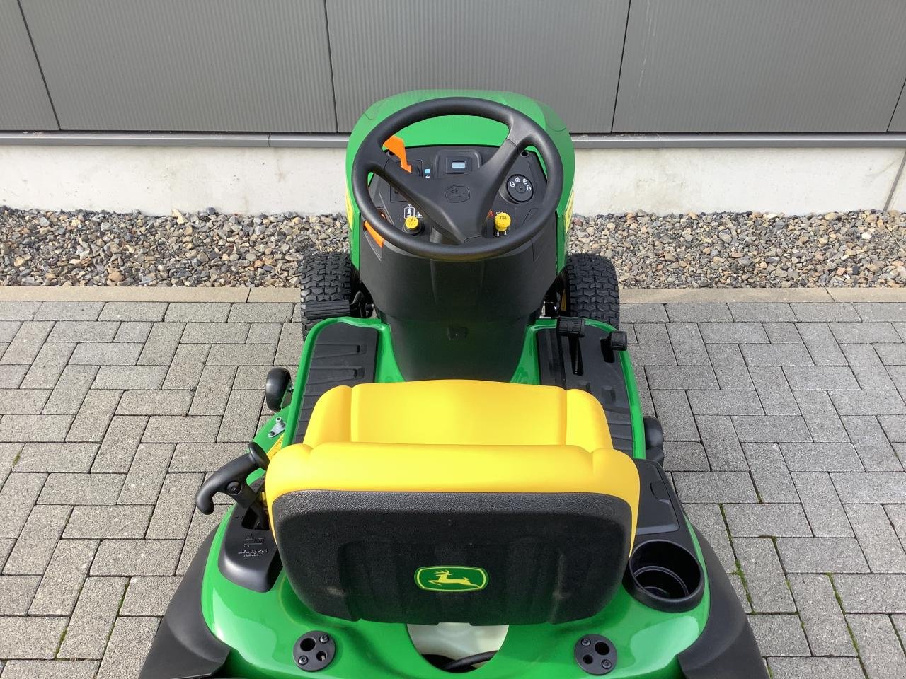 Rasentraktor van het type John Deere X167R, Neumaschine in Greven (Foto 8)