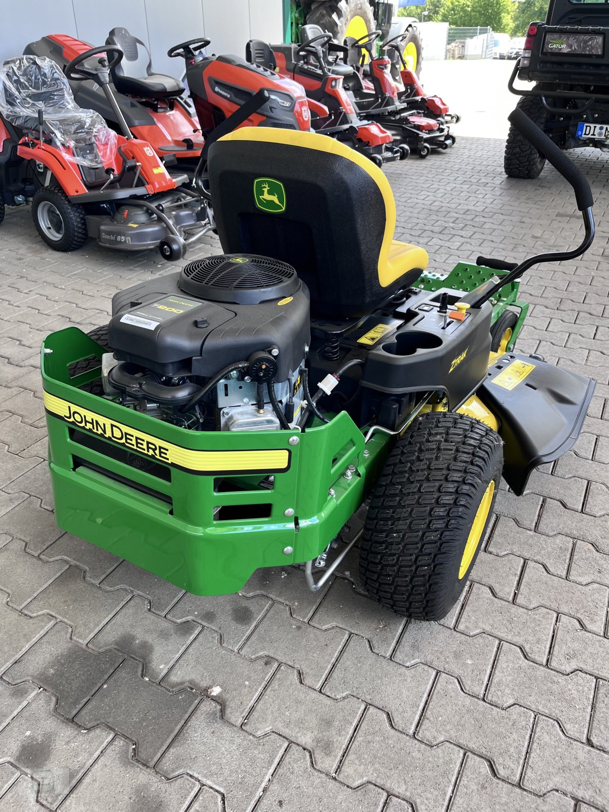 Rasentraktor des Typs John Deere Z335E, Neumaschine in Gross-Bieberau (Bild 2)