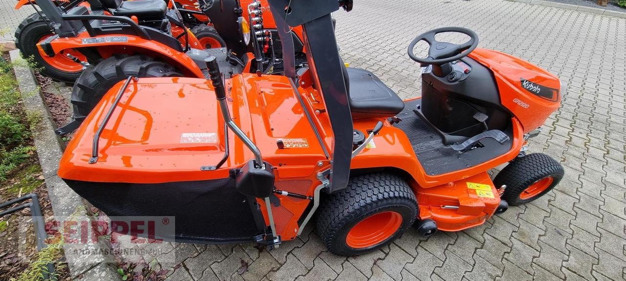 Rasentraktor of the type Kubota GR 2120 R, Neumaschine in Groß-Umstadt (Picture 4)