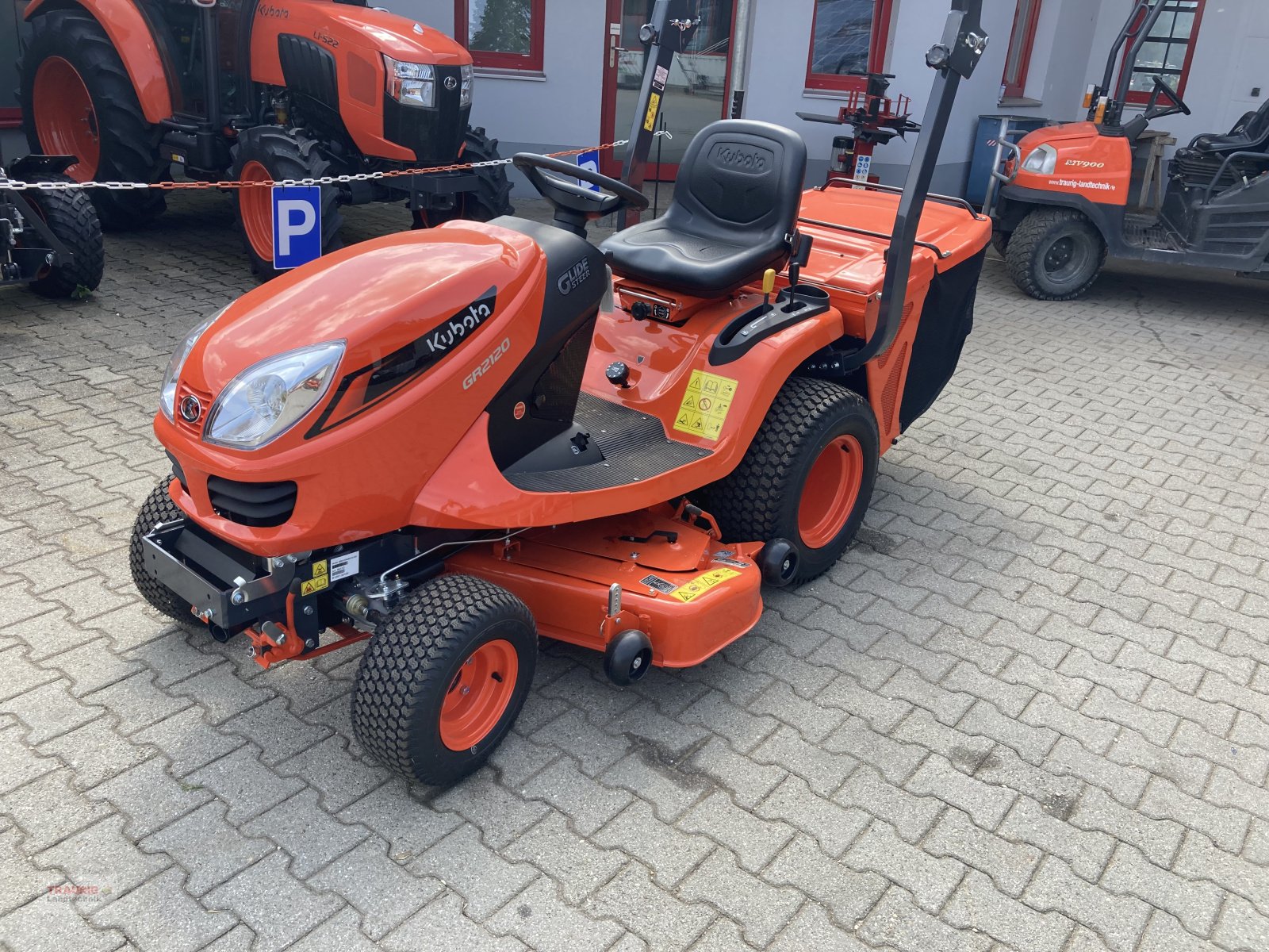 Rasentraktor of the type Kubota GR 2120, Neumaschine in Mainburg/Wambach (Picture 1)