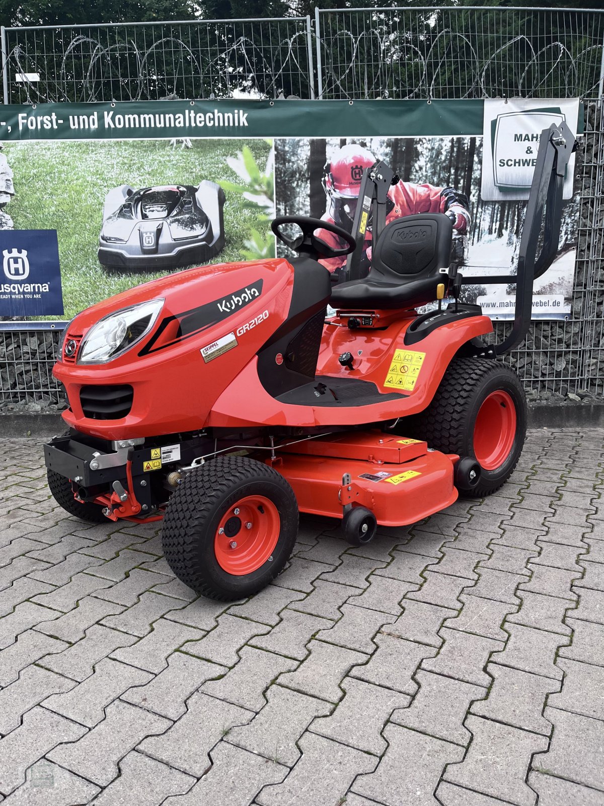 Rasentraktor des Typs Kubota GR 2120, Gebrauchtmaschine in Gross-Bieberau (Bild 1)