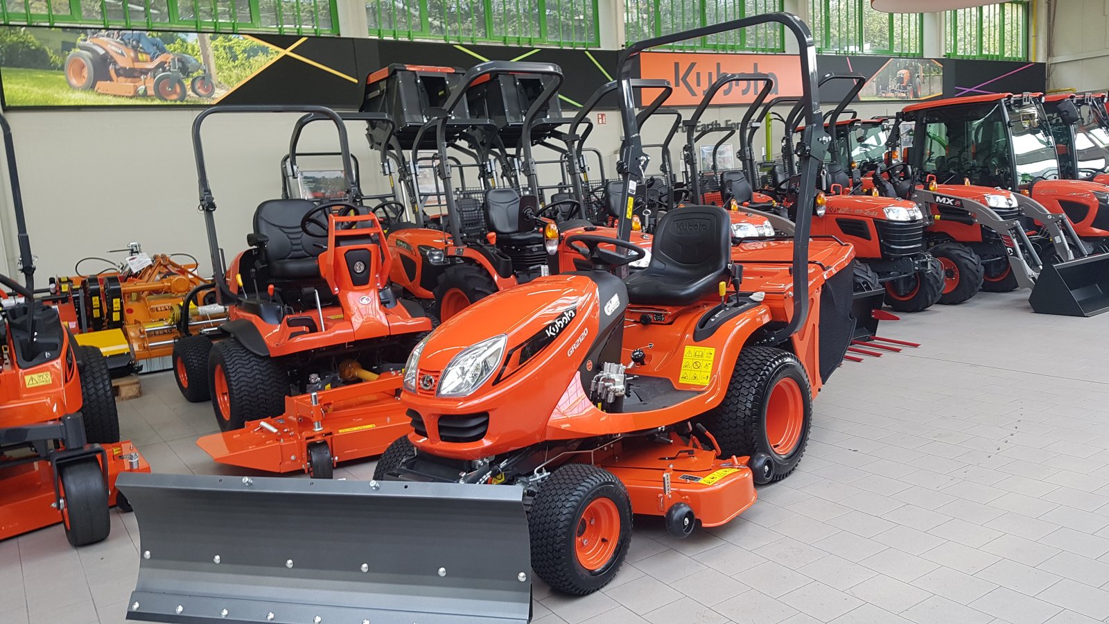 Rasentraktor tipa Kubota GR2120 Allrad incl.Schneeschild, Neumaschine u Olpe (Slika 1)