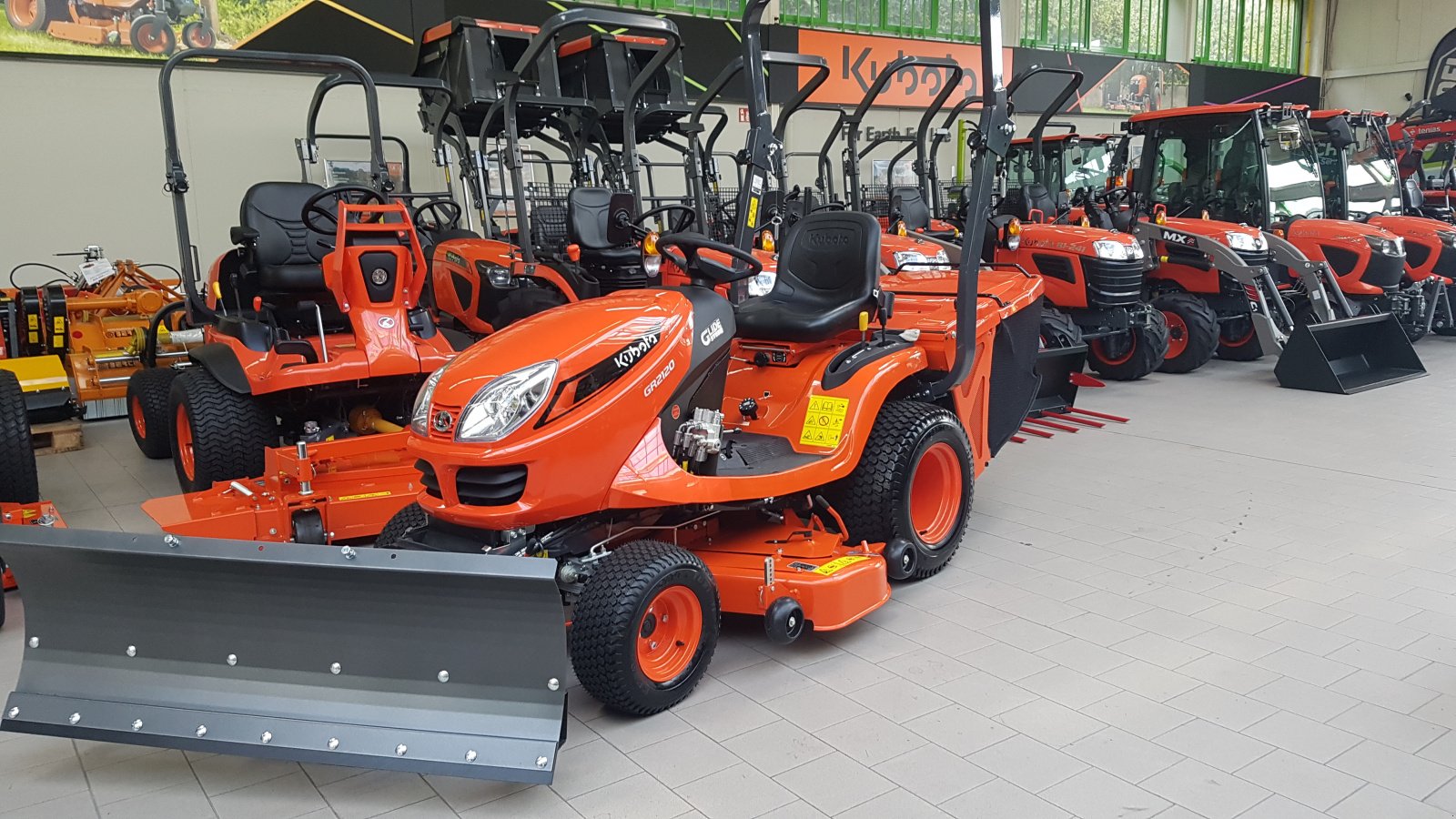 Rasentraktor del tipo Kubota GR2120 Allrad incl.Schneeschild, Neumaschine In Olpe (Immagine 2)