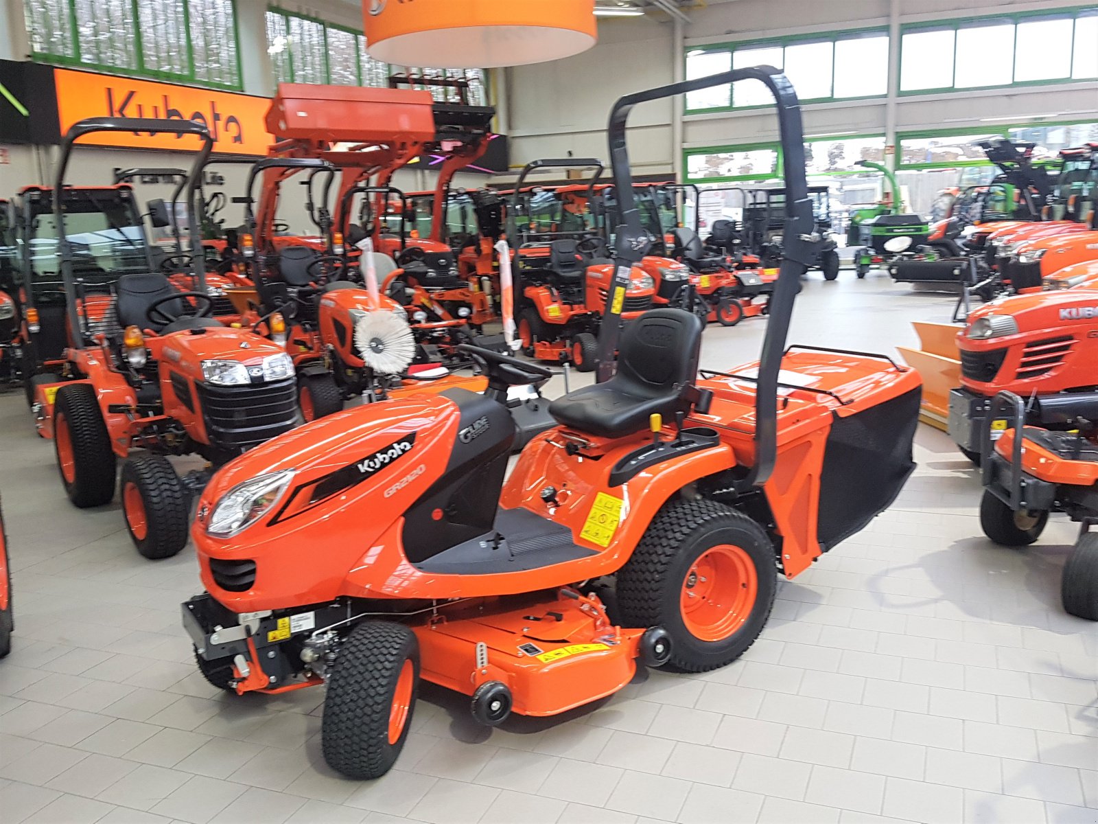 Rasentraktor van het type Kubota GR2120 Allrad incl.Schneeschild, Neumaschine in Olpe (Foto 3)