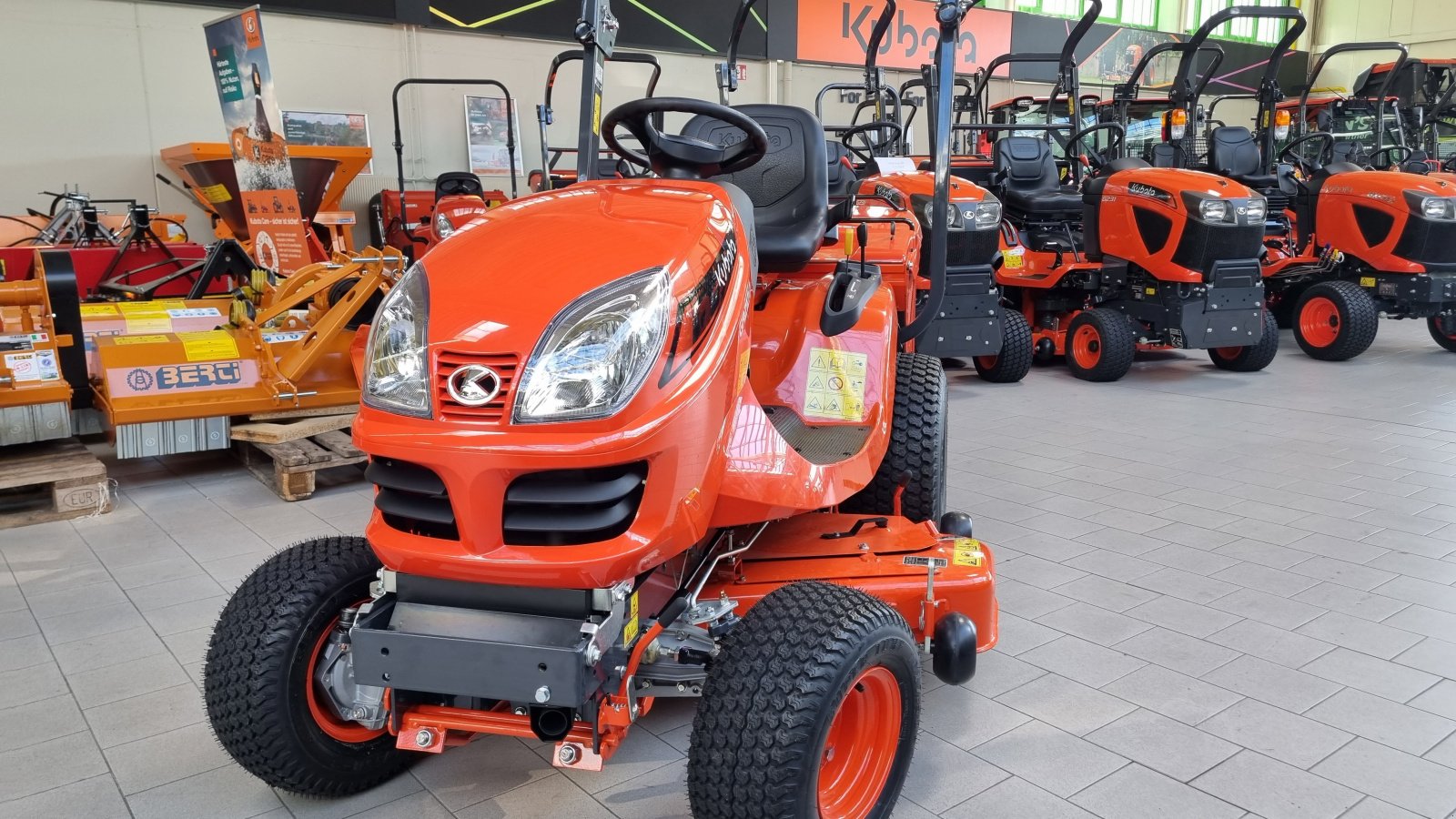 Rasentraktor of the type Kubota GR2120 Allrad, Neumaschine in Olpe (Picture 5)