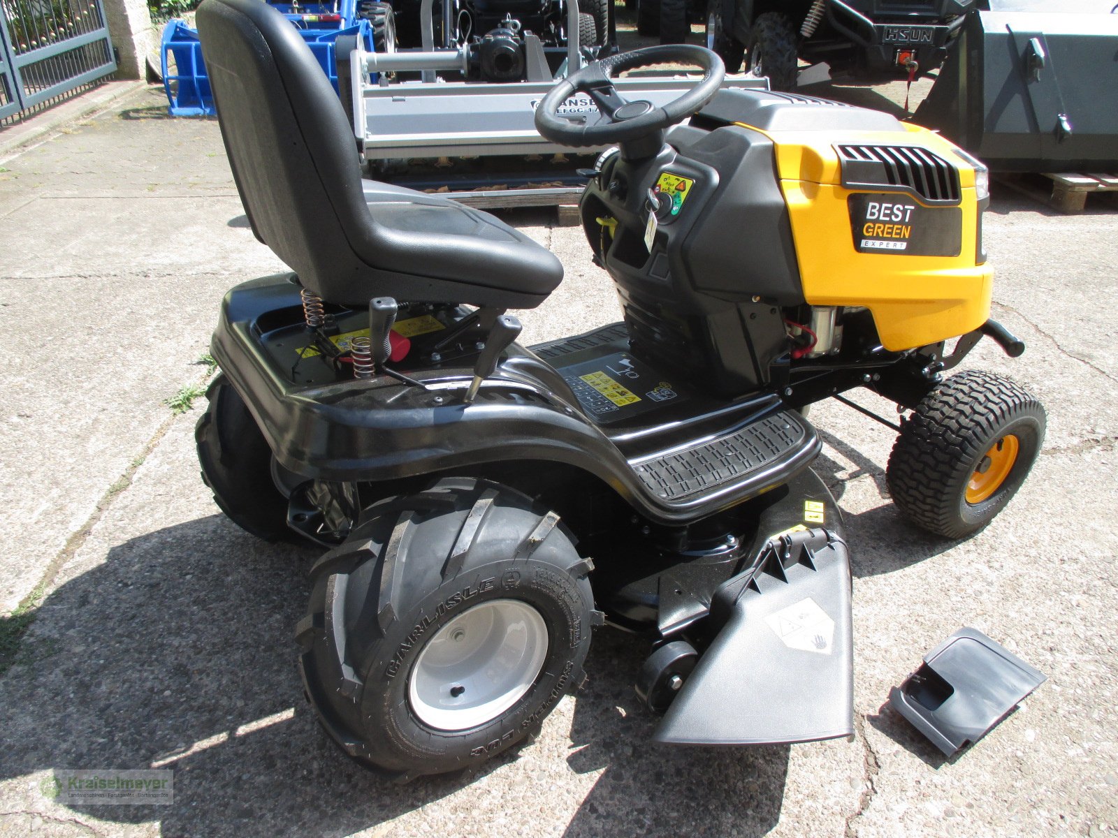 Rasentraktor of the type MTD-Motorgeräte BG Expert 107 HBSK mit Ackerstollenbereifung, Neumaschine in Feuchtwangen (Picture 6)