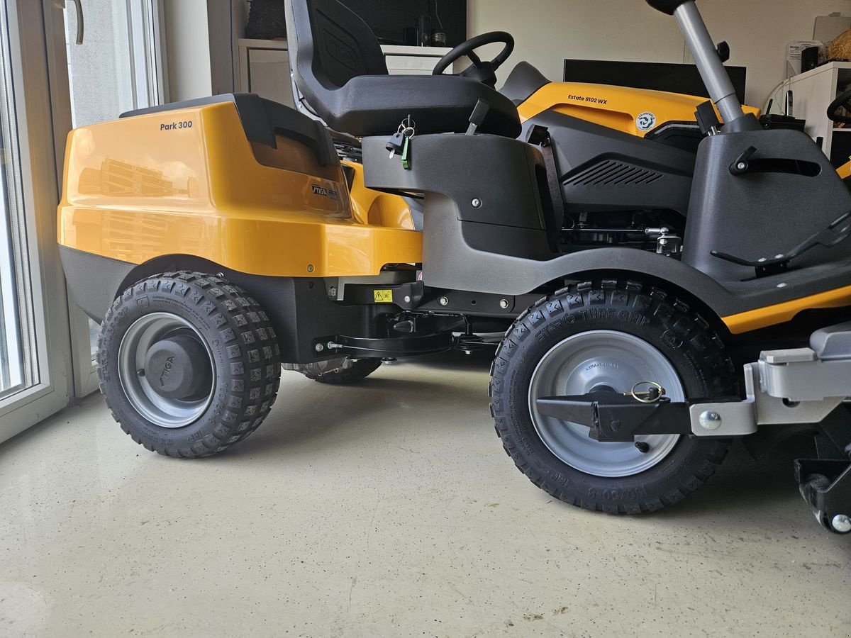 Rasentraktor van het type Stiga Park 300 mit 95cm Mähdeck, Neumaschine in Gallspach (Foto 4)