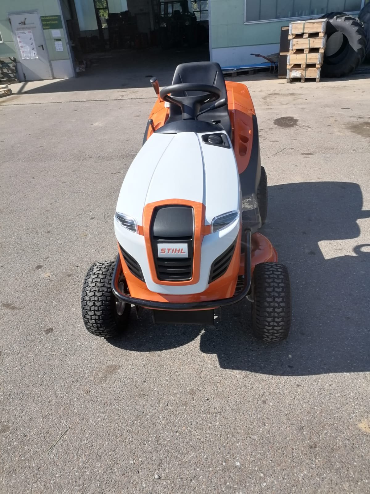 Rasentraktor of the type Stihl RT 5097, Neumaschine in Uffenheim (Picture 2)