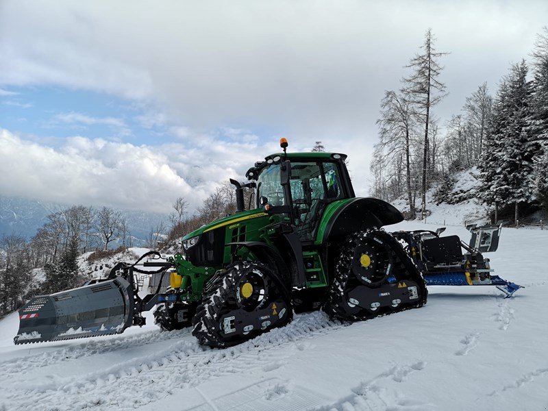 Raupentraktor от тип John Deere John Deere 6120M mit Müller Raupen,Fräse, 12 wege Schild, Ausstellungsmaschine в Landquart (Снимка 1)