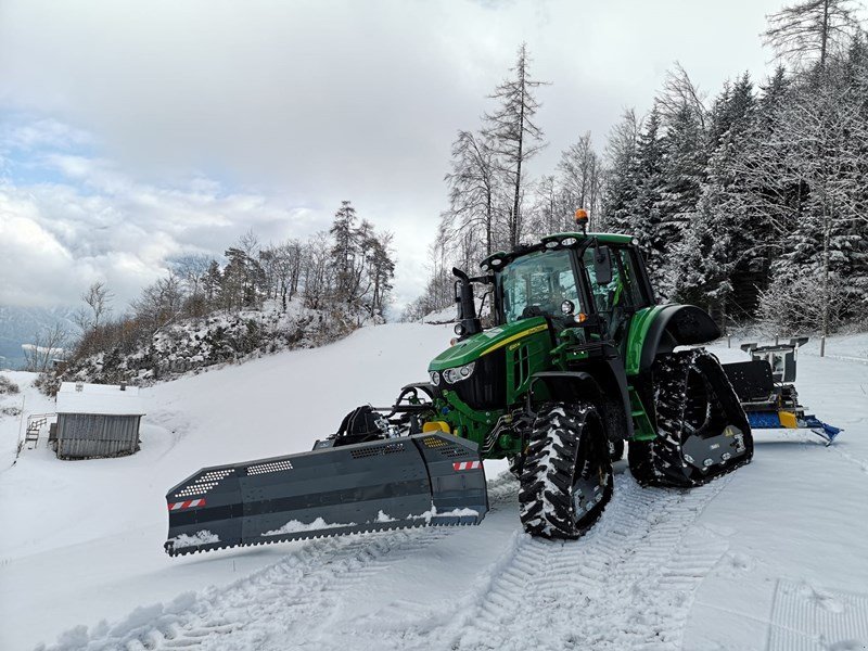 Raupentraktor от тип John Deere John Deere 6120M mit Müller Raupen,Fräse, 12 wege Schild, Ausstellungsmaschine в Landquart (Снимка 2)