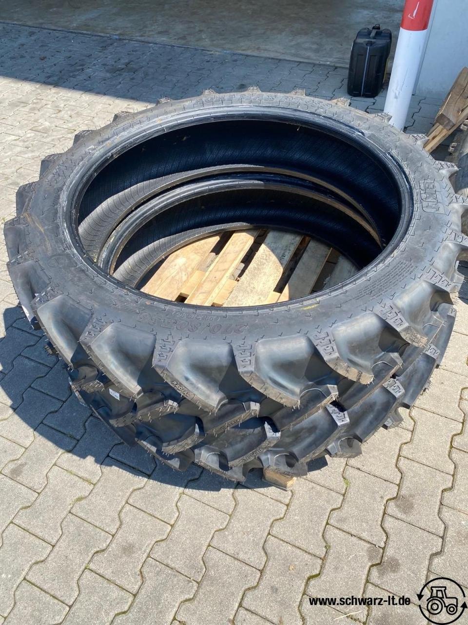 Reifen of the type BKT 270/80 R36, Gebrauchtmaschine in Aspach (Picture 1)