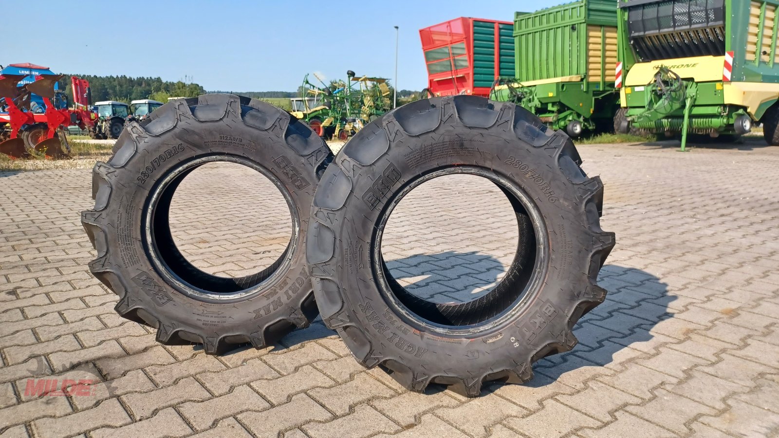 Reifen van het type BKT 280/70 R 16, Neumaschine in Creußen (Foto 2)