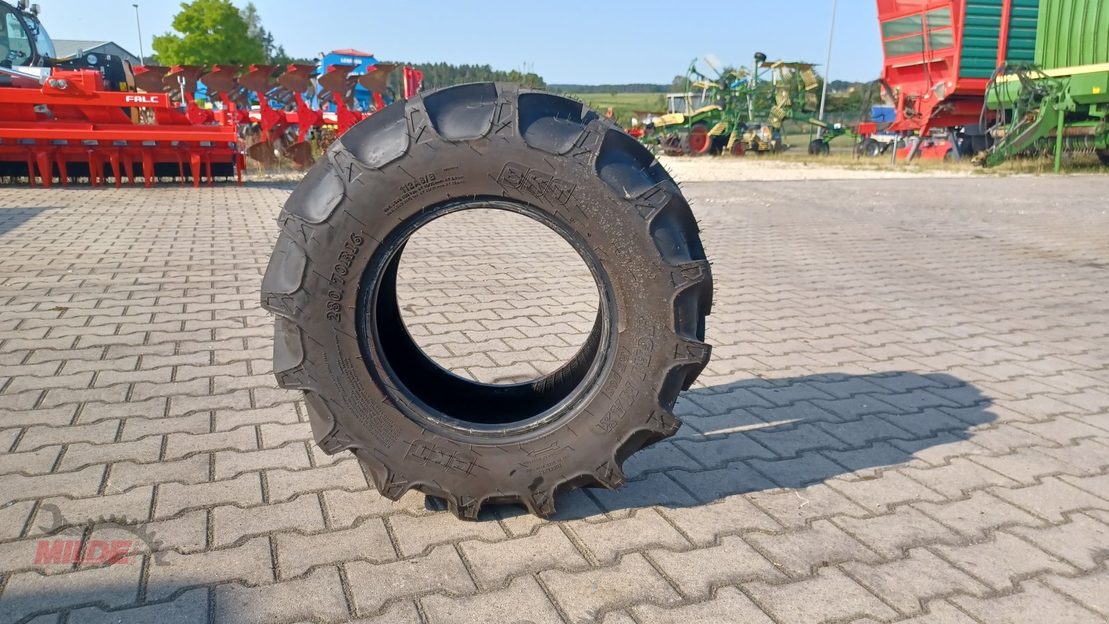 Reifen des Typs BKT 280/70 R 16, Neumaschine in Creußen (Bild 3)