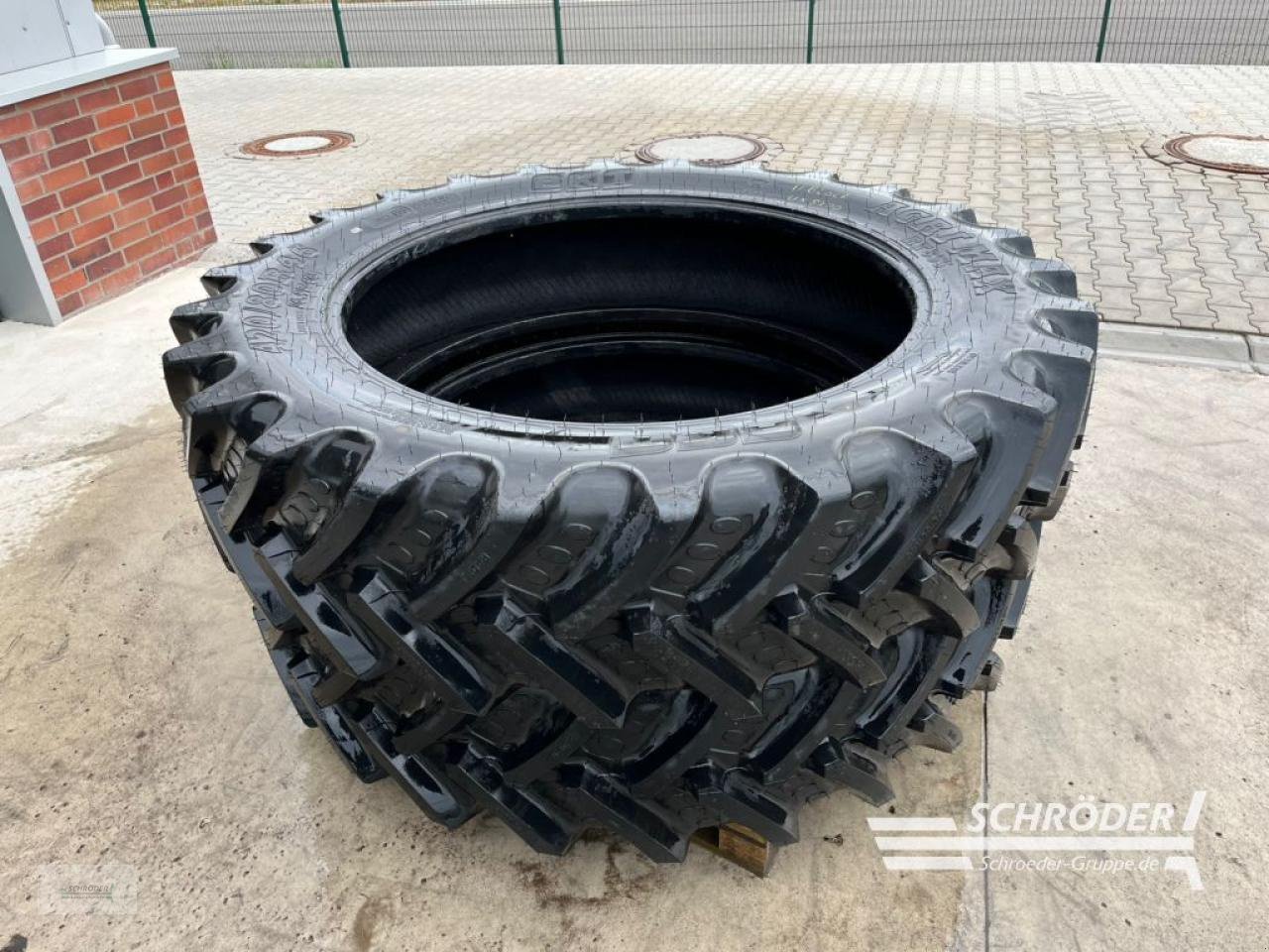 Reifen du type BKT 2X 420/80 R46, Gebrauchtmaschine en Wildeshausen (Photo 2)