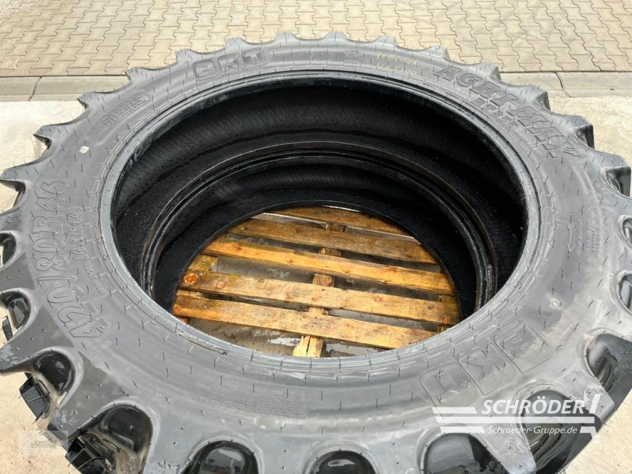 Reifen des Typs BKT 2X 420/80 R46, Gebrauchtmaschine in Wildeshausen (Bild 5)