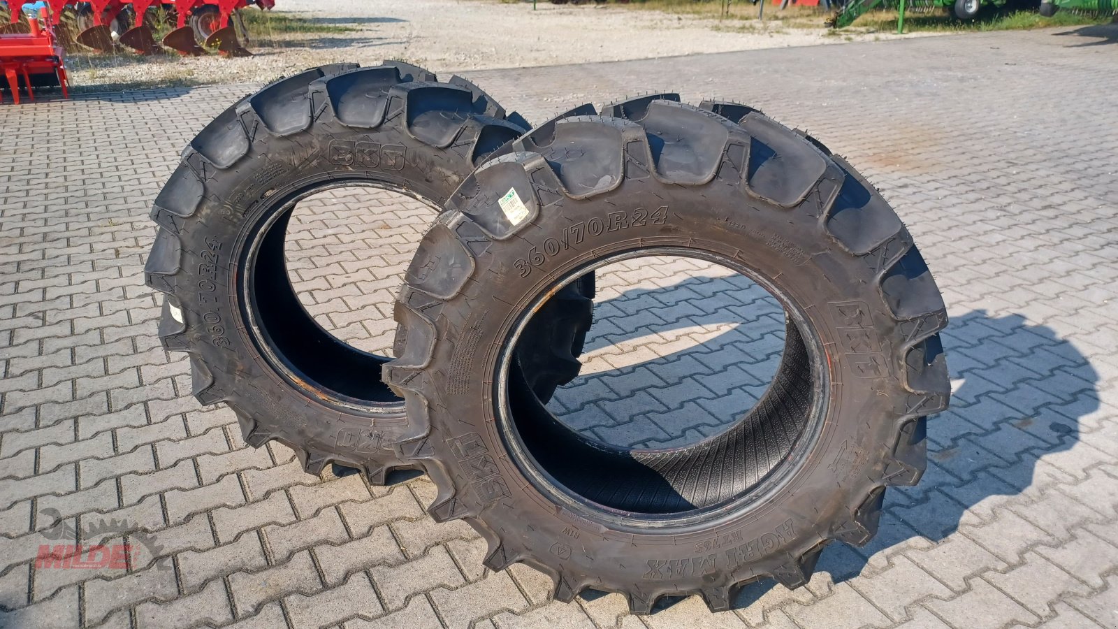 Reifen des Typs BKT 360/70 R 24, Neumaschine in Creußen (Bild 1)