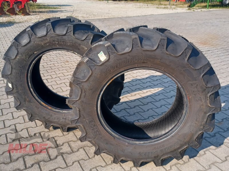 Reifen du type BKT 360/70 R 24, Neumaschine en Creußen