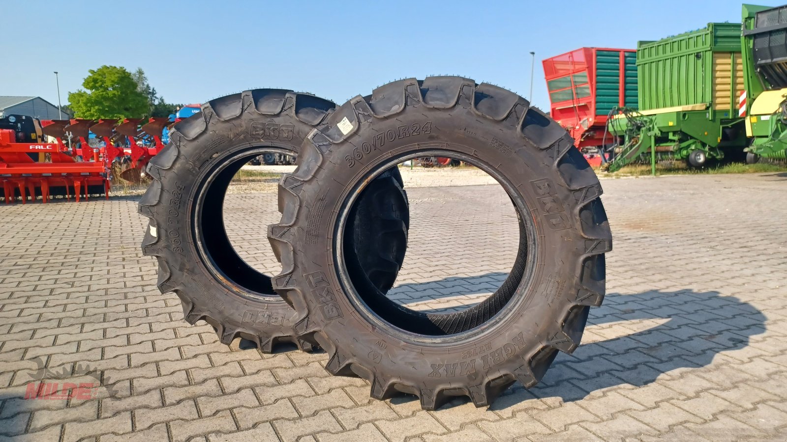 Reifen typu BKT 360/70 R 24, Neumaschine w Creußen (Zdjęcie 2)