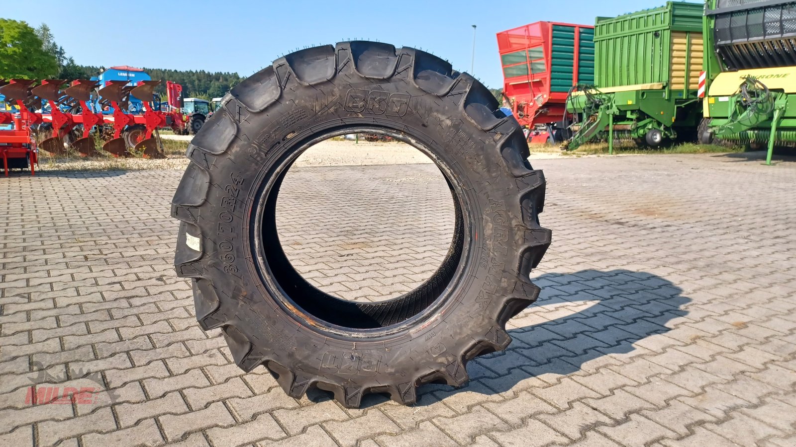 Reifen des Typs BKT 360/70 R 24, Neumaschine in Creußen (Bild 3)