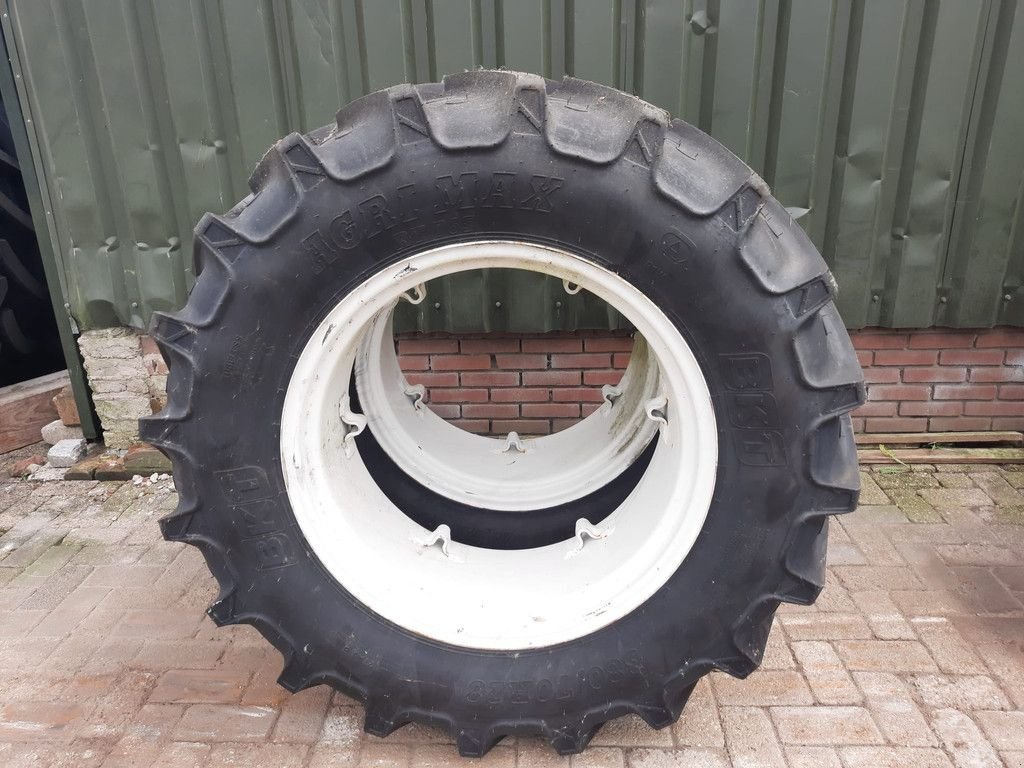 Reifen des Typs BKT 380/70R28, Neumaschine in Wierden (Bild 1)