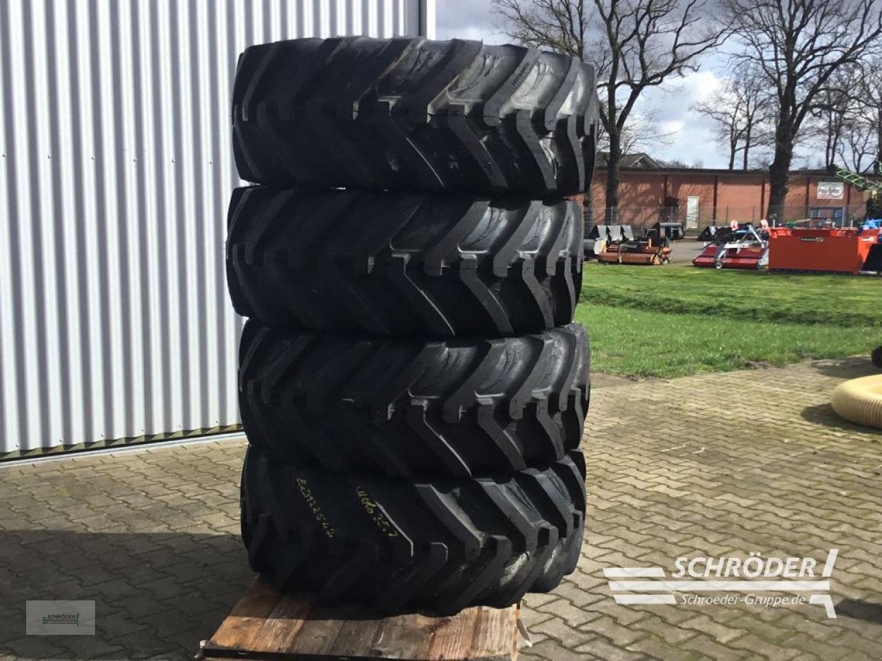 Reifen des Typs BKT 4 DECKEN 460/70 R24, Neumaschine in Scharrel (Bild 1)