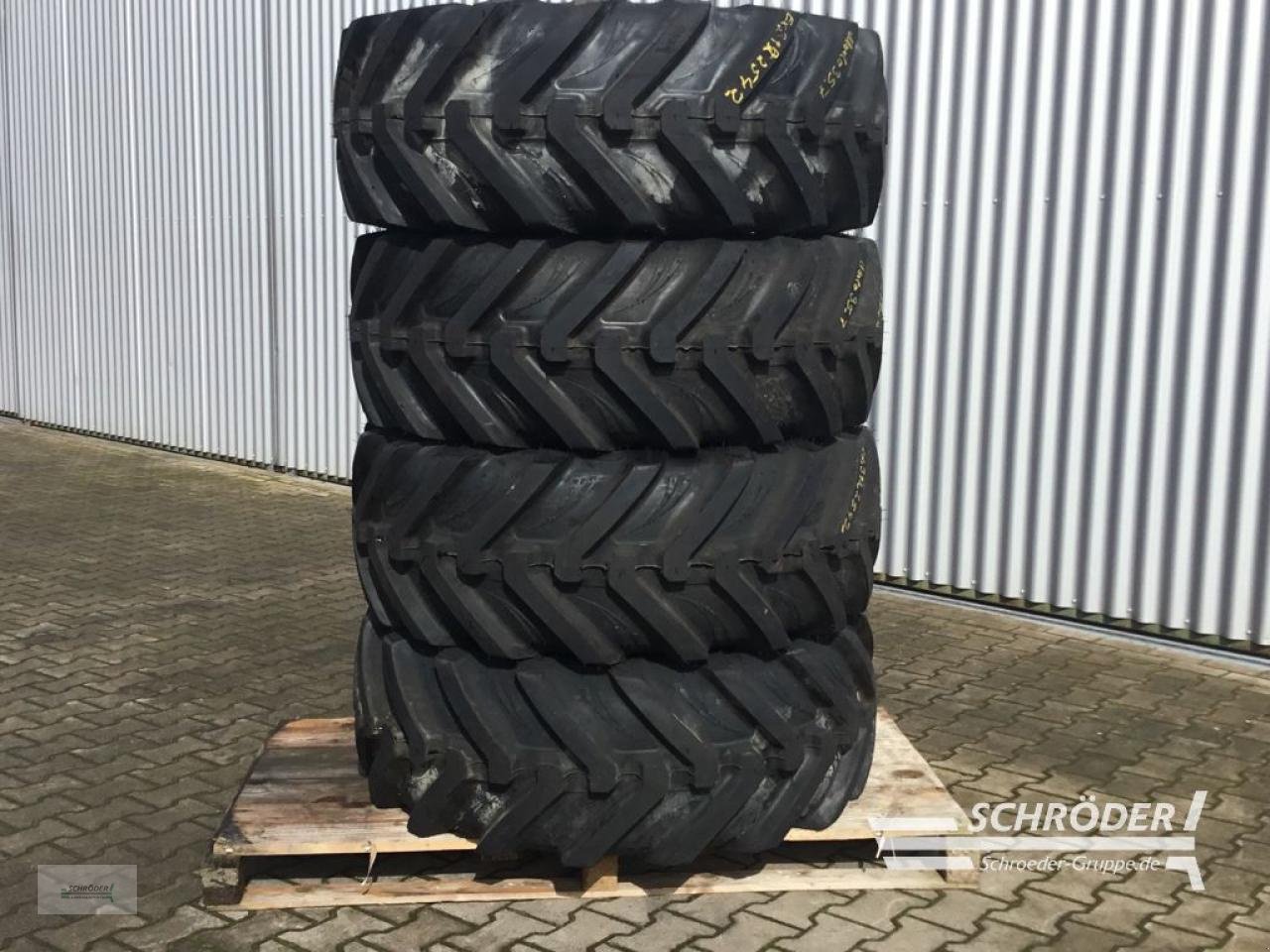 Reifen typu BKT 4 DECKEN 460/70 R24, Neumaschine v Scharrel (Obrázek 2)