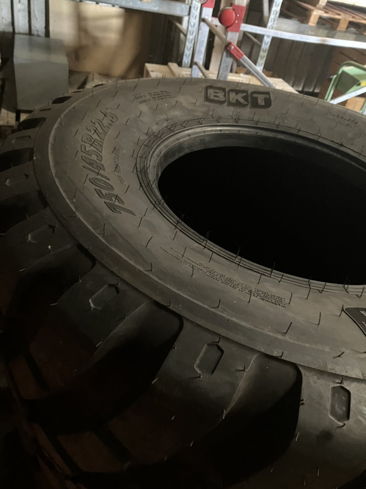 Reifen des Typs BKT 750/45R22.5 FL 635, neu in Heilsbronn (Bild 1)