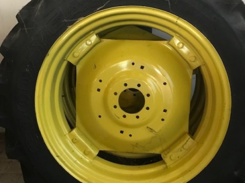 Reifen van het type GoodYear 13.6 R38 Dæk med fælge, Gebrauchtmaschine in Toftlund (Foto 1)